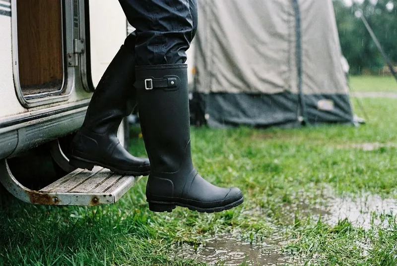 Regen op de camping: waarom het zelden het weer is dat je dag verpest