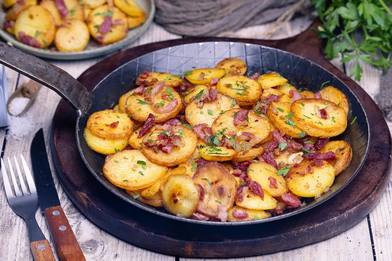 Bratkartoffeln mit Speck und Zwiebeln – richtig knusprig