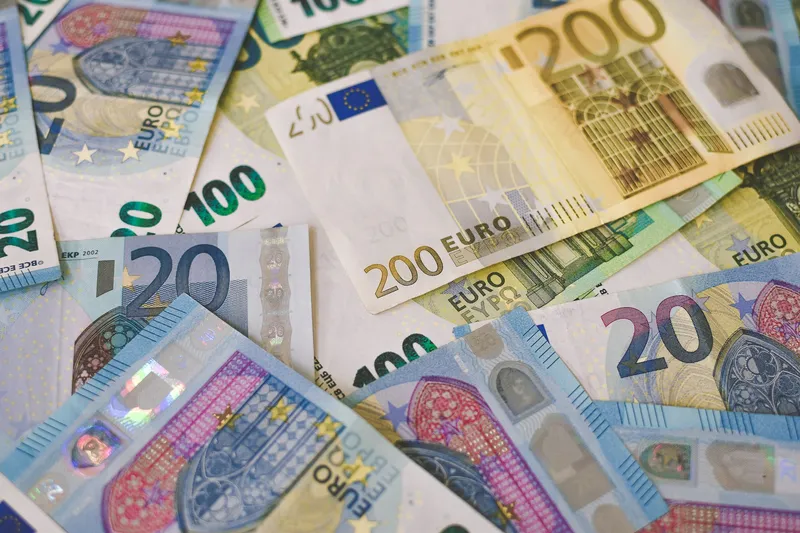 GmbH-/UG-Gründung: Sollten Gründer die Lohnabrechnung selber machen oder machen lassen?