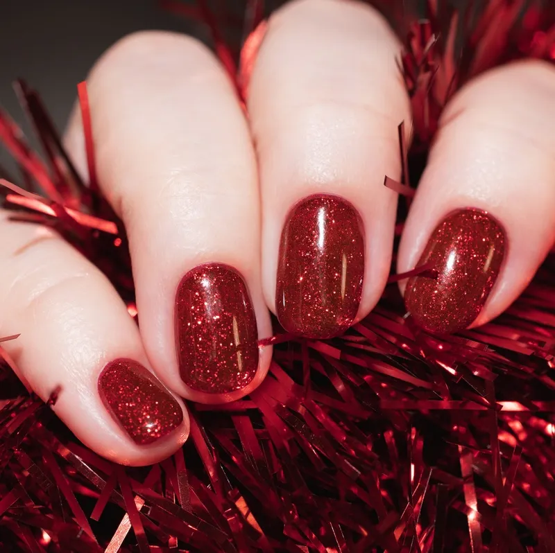 Perfekte Weihnachtsmaniküre – was ist in diesem Jahr trendy?