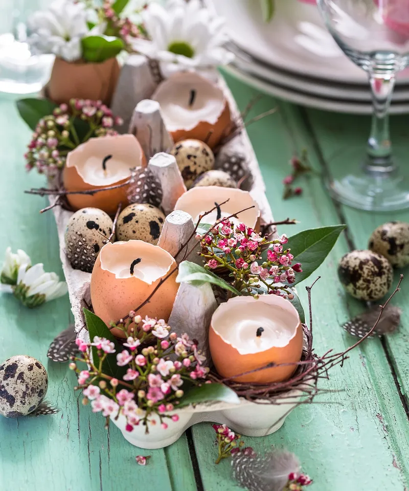 Moderne Osterdeko mit Blumen lädt das Fest ins Haus ein
