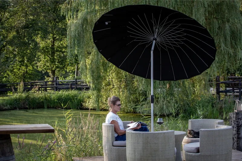 Sonnenschirme als Stilmittel: So wird die Terrasse zum Lieblingsplatz im Sommer