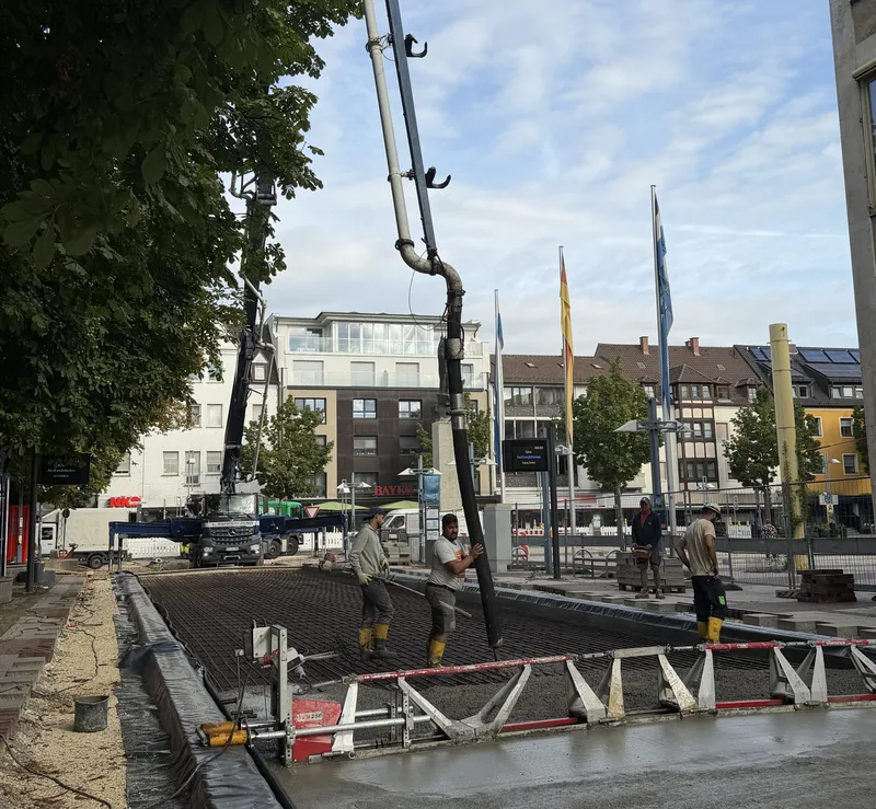 Sanierung der Ludwigstraße in Neu-Ulm: nun hochbelastbarer Beton für die neue Fahrbahn