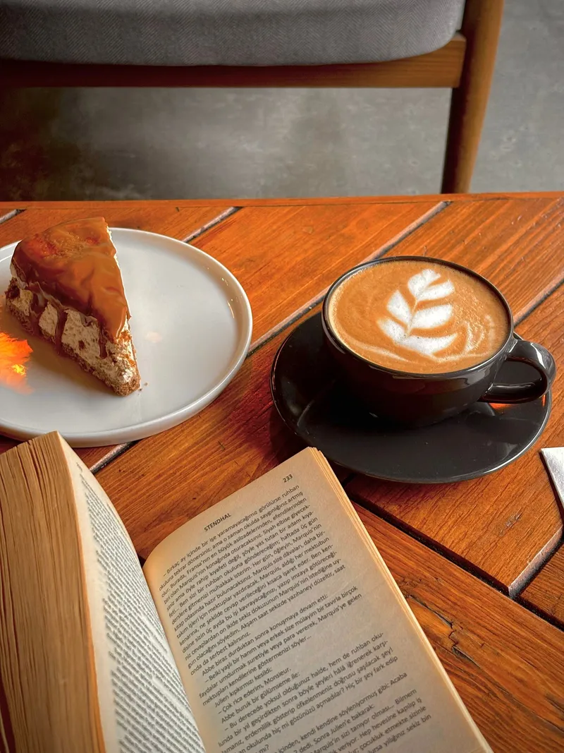 Literatur braucht Orte: Lesungen, Konzerte, Debatten und neue Formate von September bis Dezember im Aegis-Café