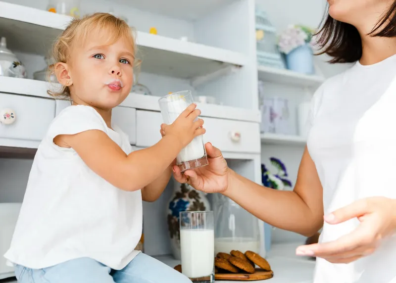 Ab wann dürfen Babys Kuhmilch trinken? Was Eltern über Kuhmilch, Hafermilch und Alternativen wissen sollten