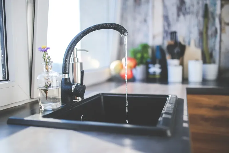 Trinkwasserhygiene bei Sommerhitze: Was Mieter und Vermieter beachten sollten