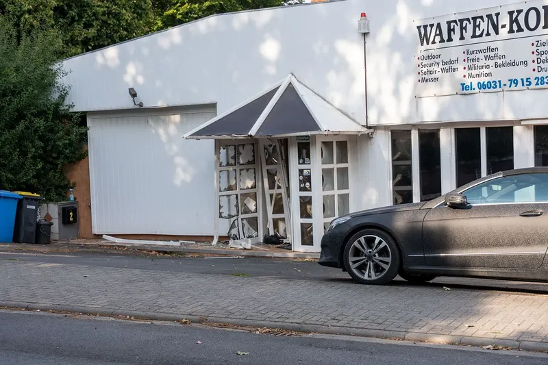 Friedberg Butzbach: Zwei Blitz-Einbrüche in Waffengeschäfte - Mögliches Fluchtfahrzeug in Frankfurt gestellt