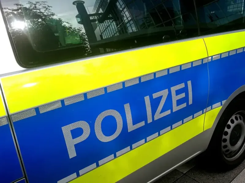 Stadtilm: Ford landet nach Fahrfehler im Straßengraben