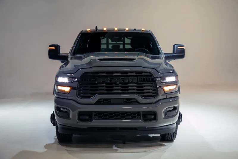2027 Ram Chassis Cab Night Edition: Heavy Duty im Black-Look