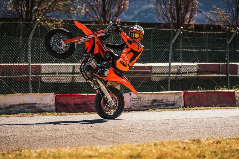 2027 KTM 450 SMR: Racing-Supermoto mit frischem Upgrade