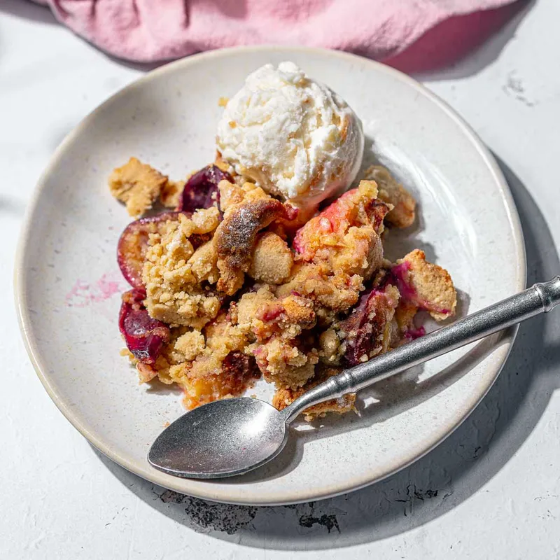 Low Carb Zwetschgen-Crumble – fruchtig & knusprig