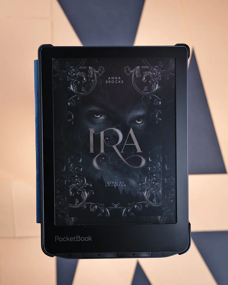 [Rezension] Anna Brocks „Ira: Gierige Schatten (1)“