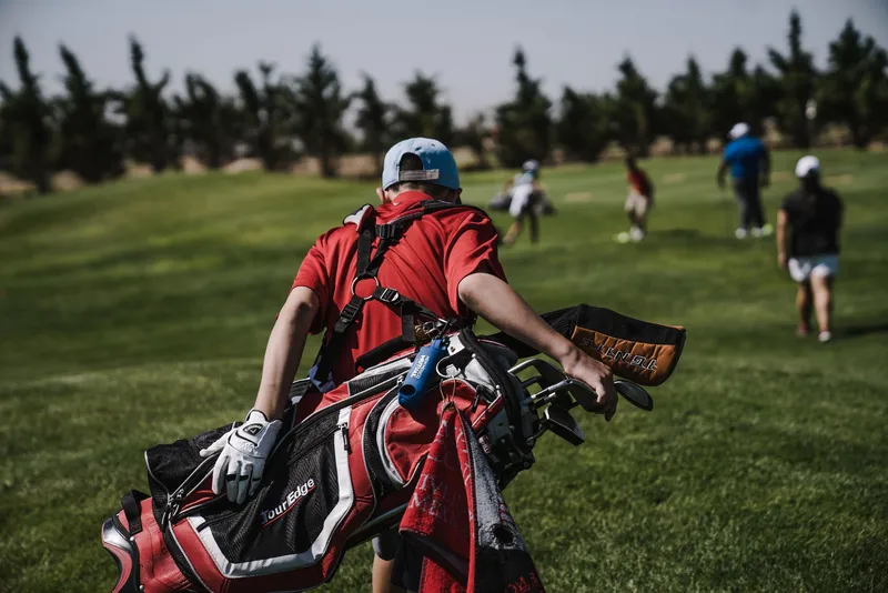 Golfuhr Vergleich 2026: Garmin, Bushnell & Co im Test
