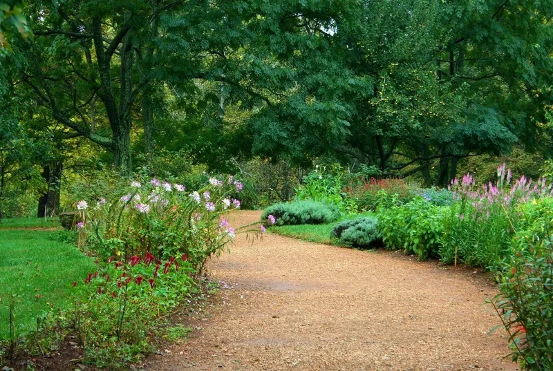 Wasserdurchlässige Gartenwege gestalten