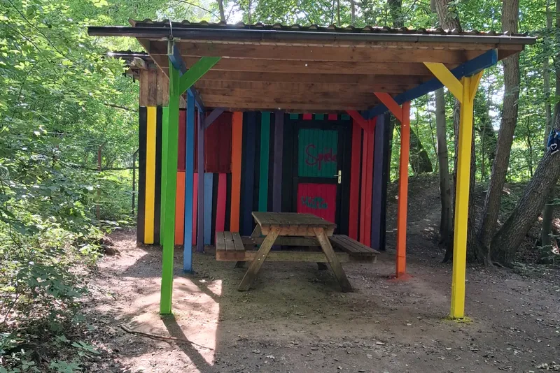 Frischer Anstrich für die Spielehütte: Kinder und Jugendliche setzen sich für ihre Wünsche in Kaltenmoor ein