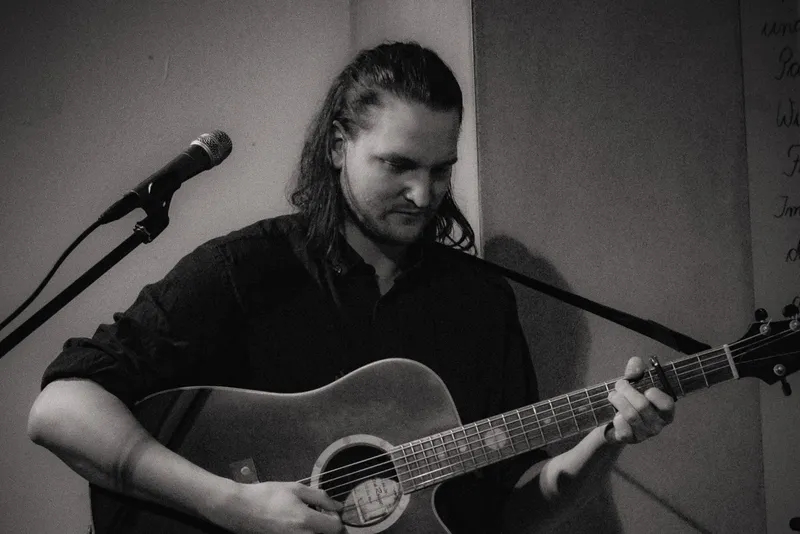 Liedermacher Ole Tiden & Band spielt sein neues Album: Überall hört der Himmel auf