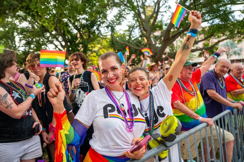 ST. PETE/CLEARWATER: Cynthia Nixon traut Hunderte Frauen zum Bride Pride