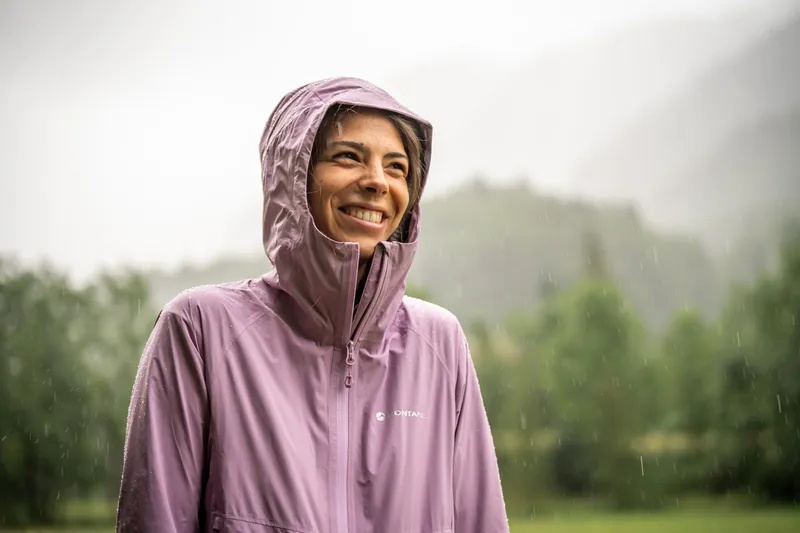 Leichte Regenjacken im Test: Unverzichtbare Begleiter beim Wandern und Bergsteigen