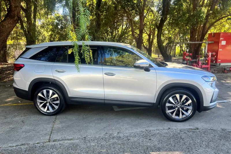 Škoda Kodiaq Select PHEV Review 2026