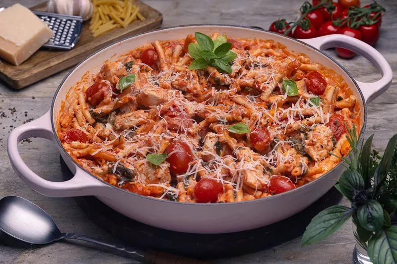 Cremige Hähnchen-Pasta – One Pot in Tomaten-Sahne-Soße
