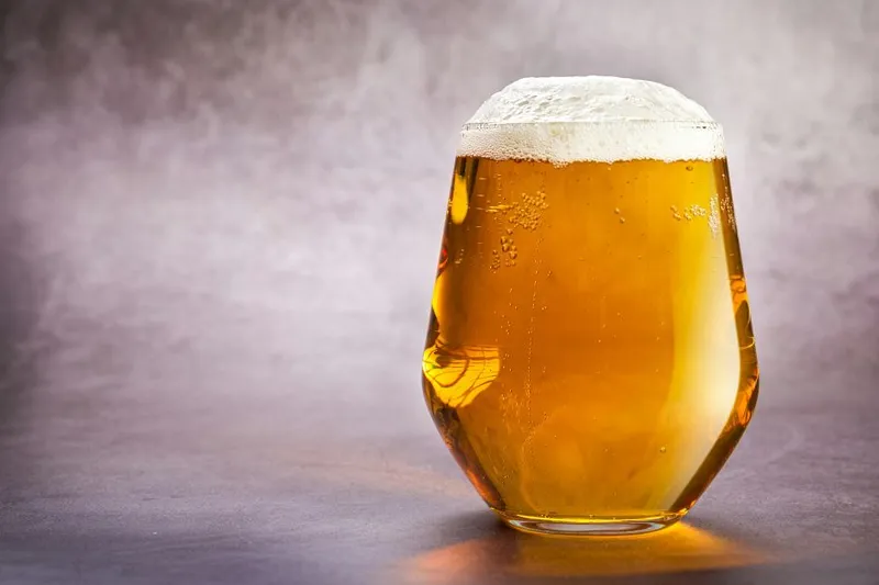 Bier richtig einschenken – so bleibt die Kohlensäure