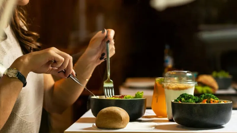 OMAD-Fasten: Nur eine Mahlzeit am Tag. Sinnvoll oder überschätzter Ernährungstrend?