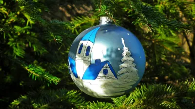Traditionelle christbaumdekoration für ein festliches zuhause