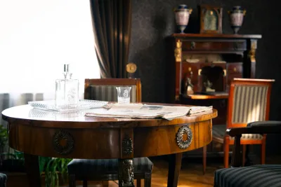 Biedermeier Stühle und Tische – hochwertige Möbel für stilvolle Interieurs