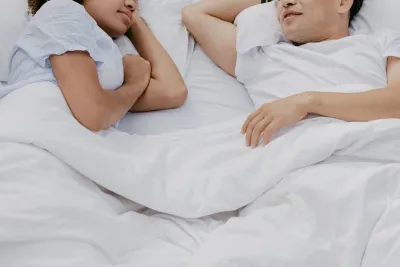 Gut geschlafen, besser helfen - Die richtige Matratze für Paare im Doppelbett