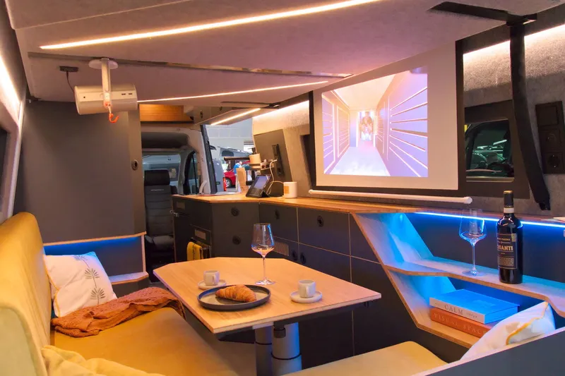 Unendlich duschen, Beamer, Schrank-Bad & Heckliege: Was steckt im 300.000€-Camper?