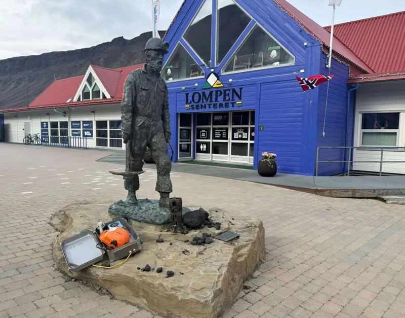 Das Bergarbeiter-Denkmal auf Spitzbergen