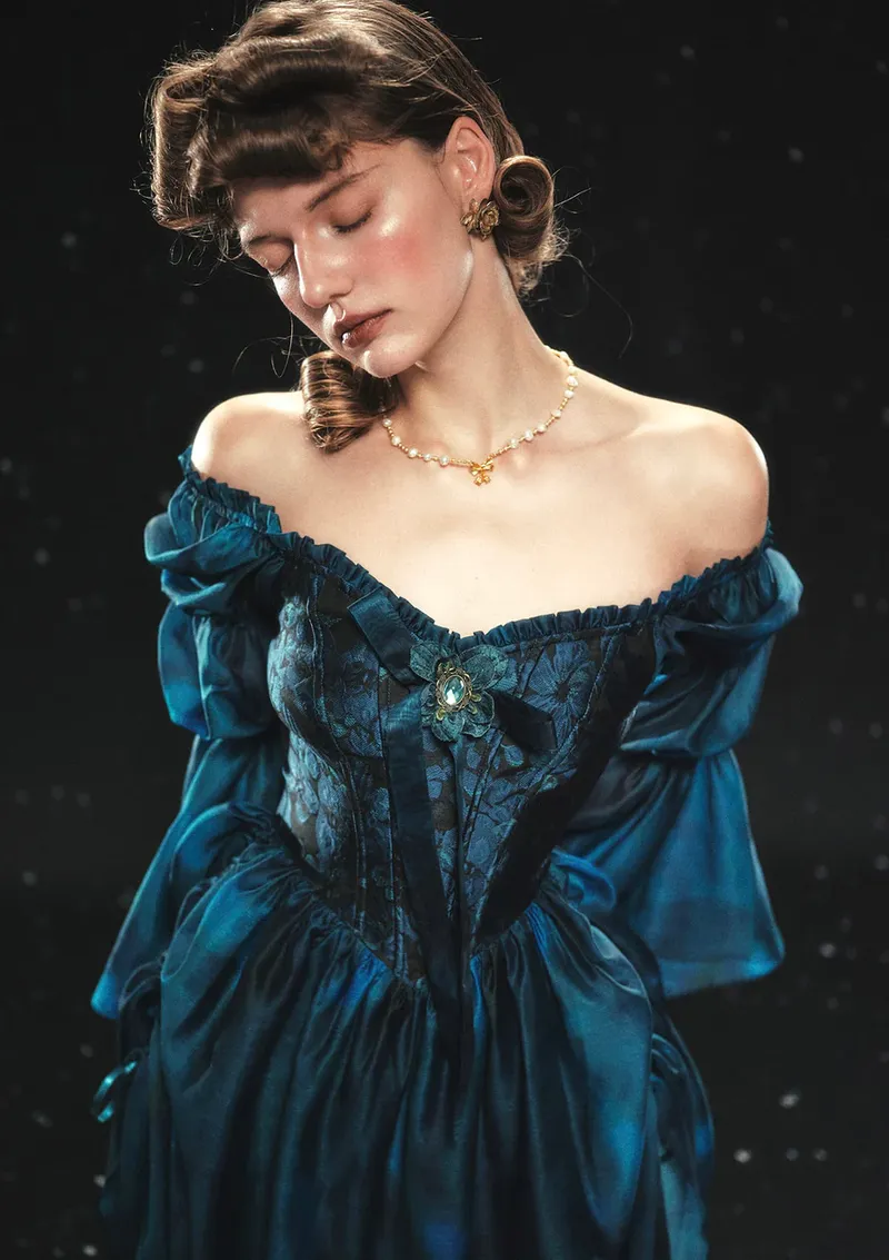 Accessorizing a Gown: What Jewelry Best Complements an Organza Neckline?
