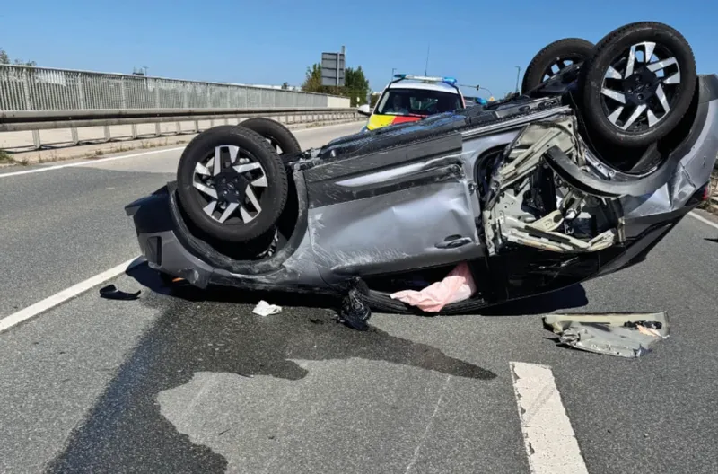 Opel überschlägt sich