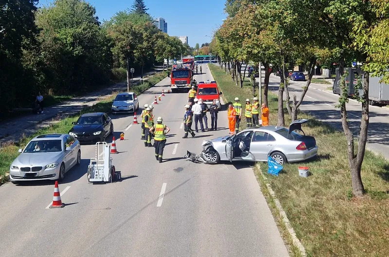 Über Grünstreifen in den Gegenverkehr