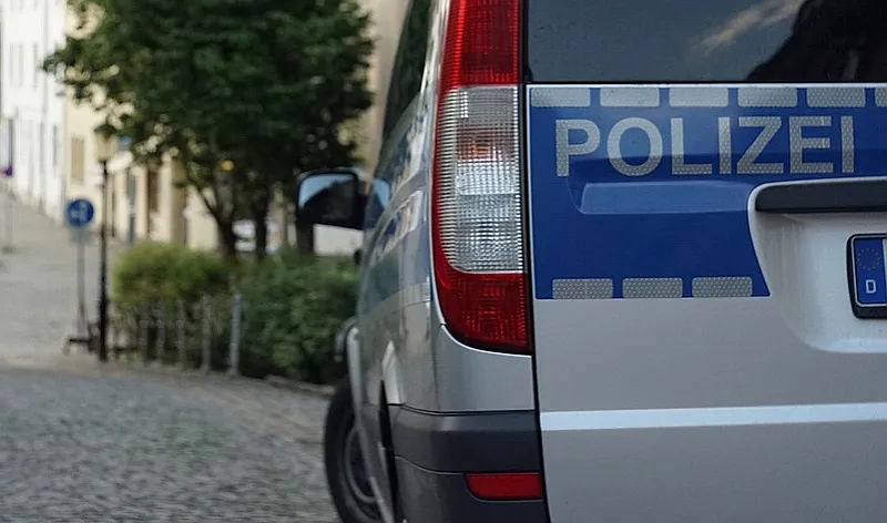 Verkehrsschild umgefahren, Frontschürze eingesammelt und geflüchtet