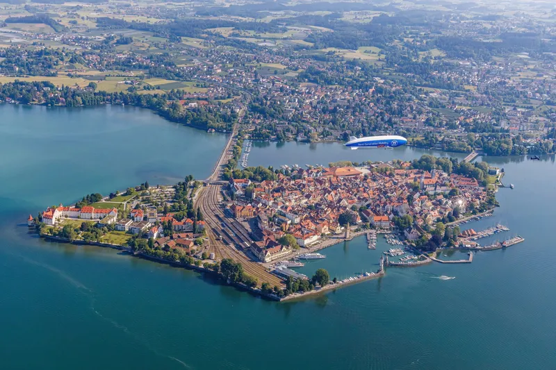 Zeppelin-Schnupperflug über Friedrichshafen: Den Bodensee aus der Luft erleben