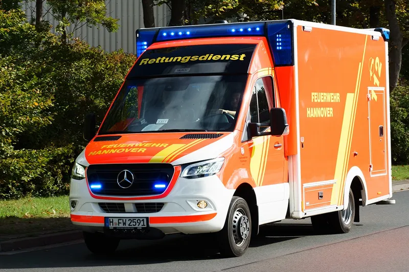 Nach Sturz ins Wasser: Feuerwehr bringt Kind ins Krankenhaus