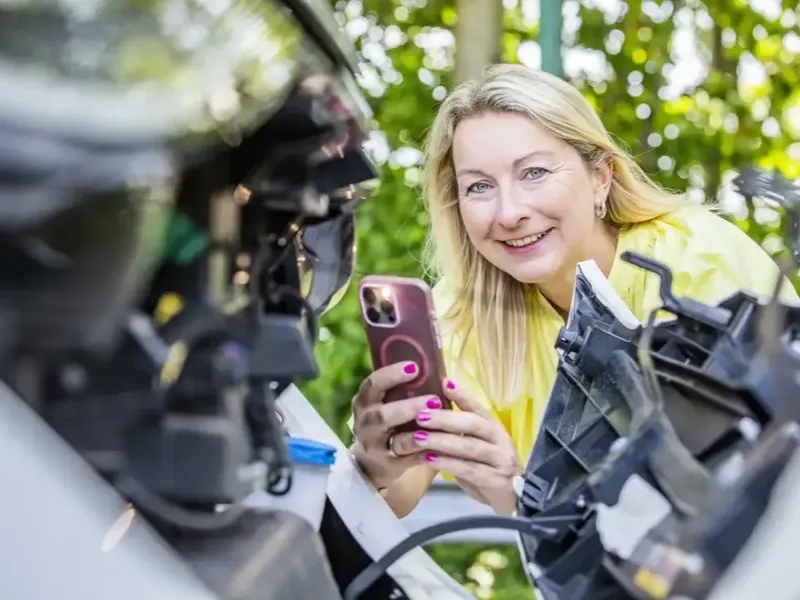 DEVK-Umfrage: Hohe Spritpreise machen Wechsel zum E-Auto attraktiv