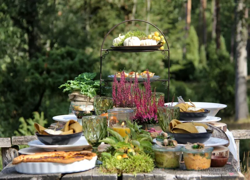 Herbstliches Picknick im Wald mit toller Tischdekoration