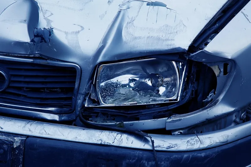 Nach dem Unfall: So reagieren Autofahrer bei Bußgeldbescheid und Führerscheinproblemen richtig