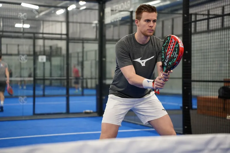Padel Tennis einfach erklärt – Regeln, Geschichte, Ausrüstung und Tipps für Anfänger