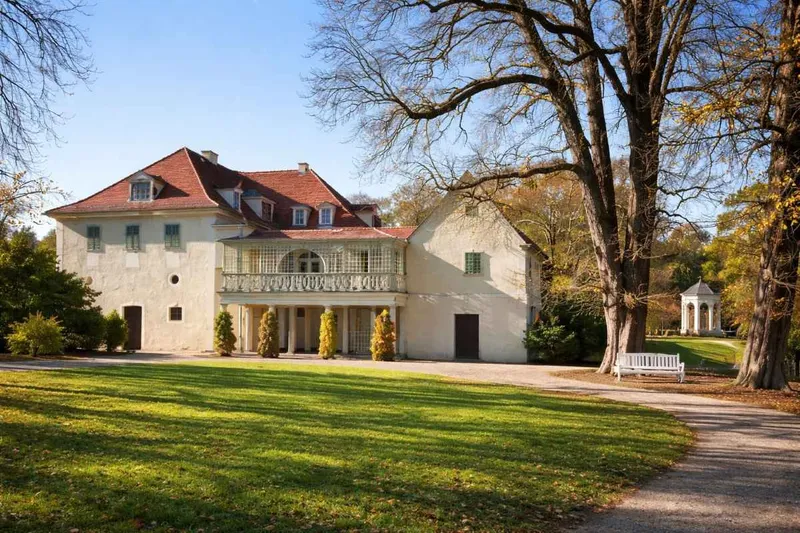 Was kann man im Schloss Tiefurt erleben?