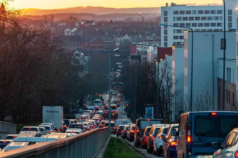 Sommerferien erreichen ihren Höhepunkt: ADAC warnt vor einem der staureichsten Wochenenden des Jahres