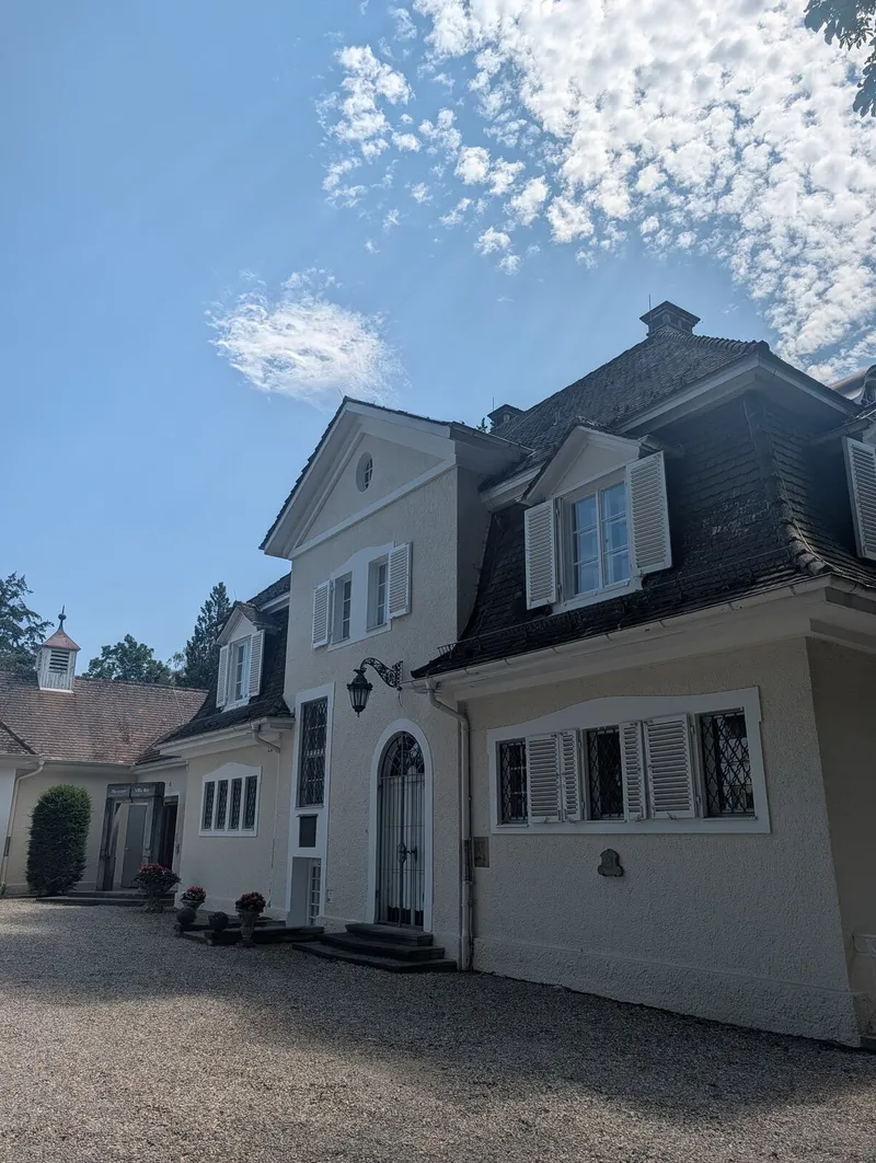 Museum Villa Rot in Burgrieden: Kunst, alter Park und hausgemachter Kuchen