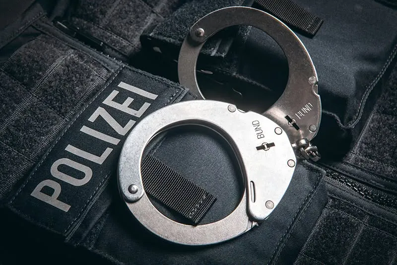 Mercedes rast davon und kracht in Ampel – 26-Jähriger nach Flucht festgenommen