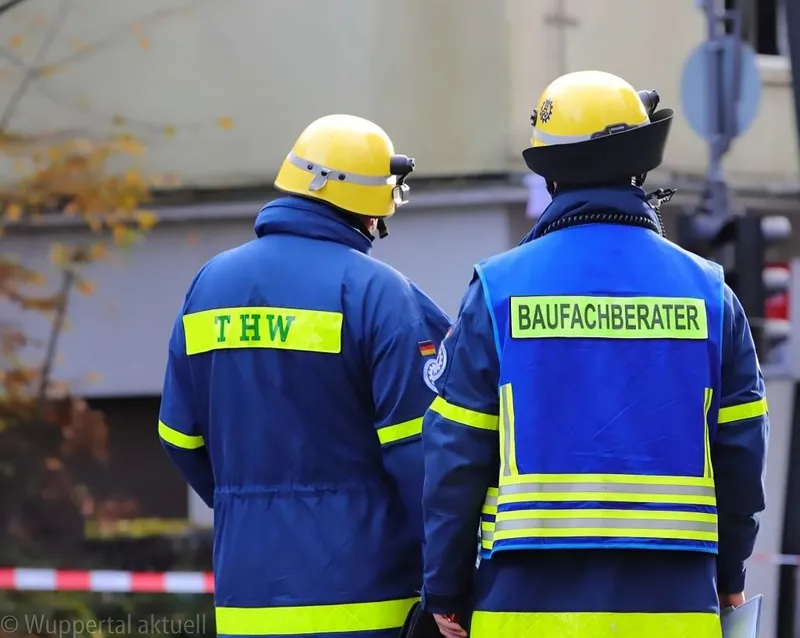 Feuerwehr Wuppertal stellt akute Einsturzgefahr in Mehrfamilienhaus fest