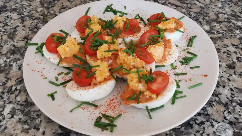 Spanische Thunfischteig-Eier (Huevos Rellenos de Atún)