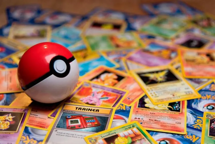 Pokémon-Karten als Kunstform: mit kleinen Illustrationen zu großen Bildwelten