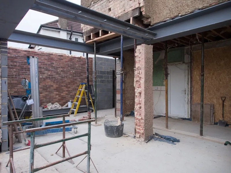 Bij een aanbouw komt de opening in de gevel pas laat aan de beurt