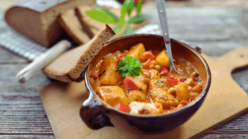 Veganes Kartoffelgulasch: Deftiges Wohlfühlgericht für kalte Herbsttage